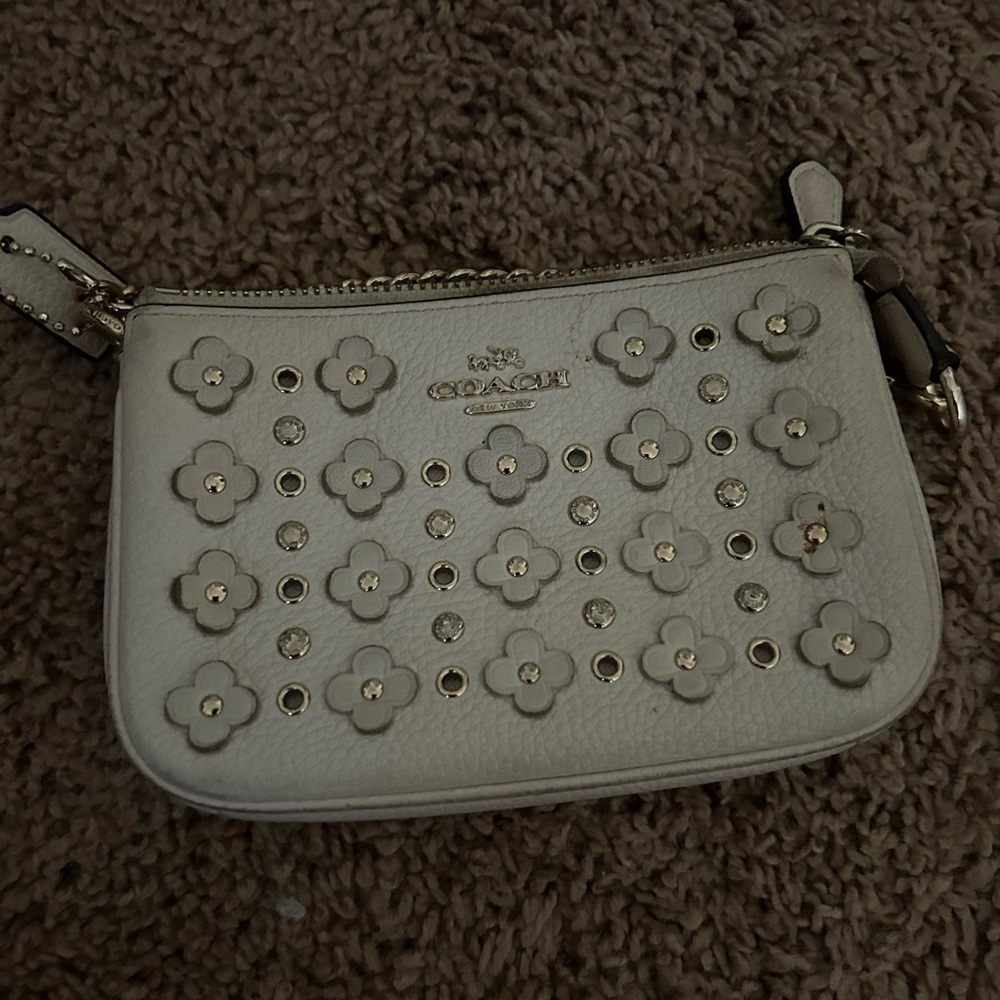Small coach Nolita in cream
